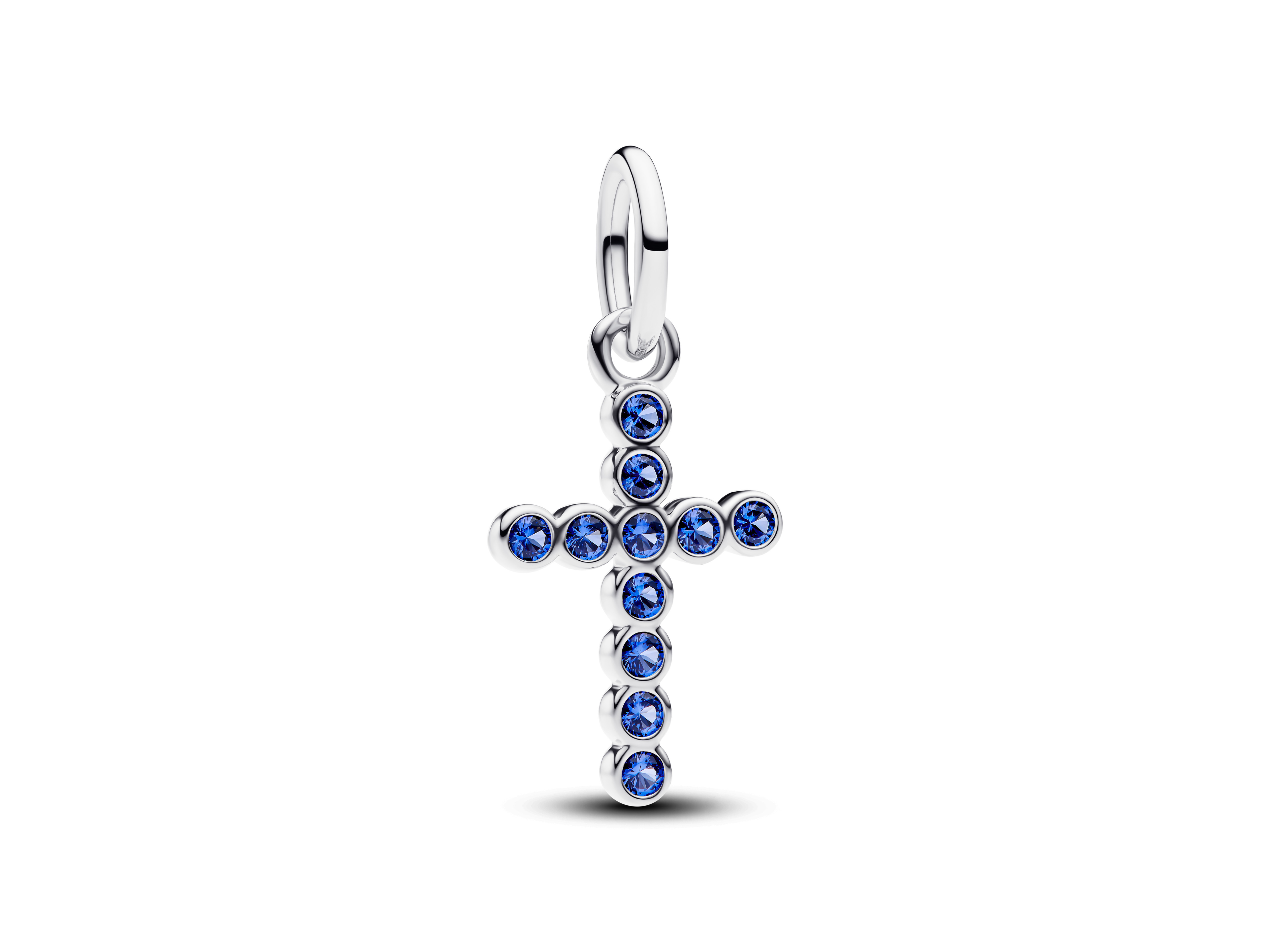 Kreuz Charm-Anhänger aus Sterling Silber mit blauen Kristallen, geschmackvoll verarbeitet und perfekt als zeitloses Schmuckstück für jeden Anlass. Ideal für persönliche und besondere Geschenke.