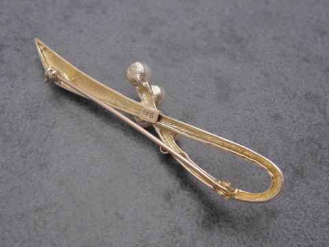 Gold Brosche Perlentraum Gold 585 Brillanten Zuchtperle Anstecknadel Hersteller Juwelier Harnisch Broschen elegante Brosche in geschwungener Form mit funkelnden Brillanten und einer Zuchtperle.