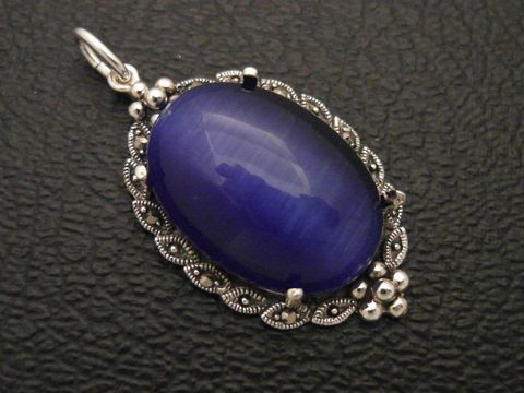 Cabochon Katzenauge blau in einem eleganten Silber Medaillon Anhänger, Hersteller Juwelier Harnisch, mit filigranem Design und glänzender Oberfläche, perfekt für jede Gelegenheit.