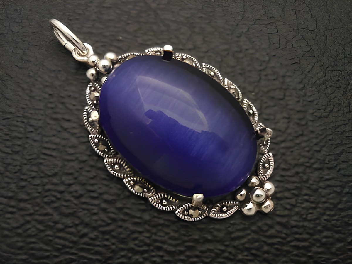 Cabochon Katzenauge blau in einem eleganten Silber Medaillon Anhänger, Hersteller Juwelier Harnisch, mit filigranem Design und glänzender Oberfläche, perfekt für jede Gelegenheit.