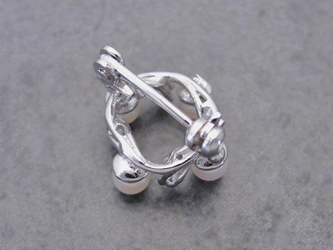 Zierliche Silber Brosche mit Zuchtperlen, hergestellt von Juwelier Harnisch. Elegantes Design, ideal für besondere Anlässe oder als zeitloses Accessoire.