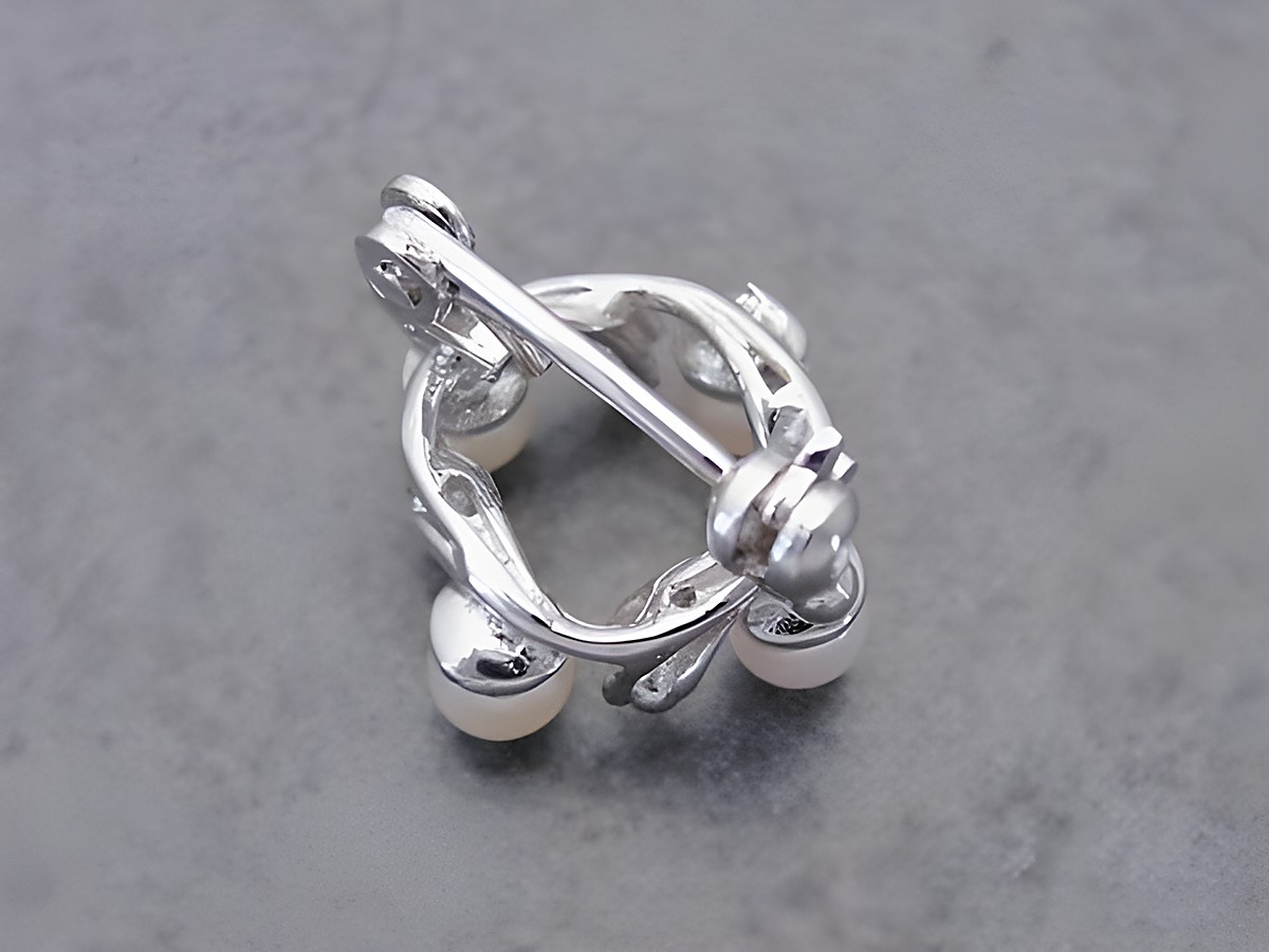 Zierliche Silber Brosche mit Zuchtperlen, hergestellt von Juwelier Harnisch. Elegantes Design, ideal für besondere Anlässe oder als zeitloses Accessoire. – Ansicht 2