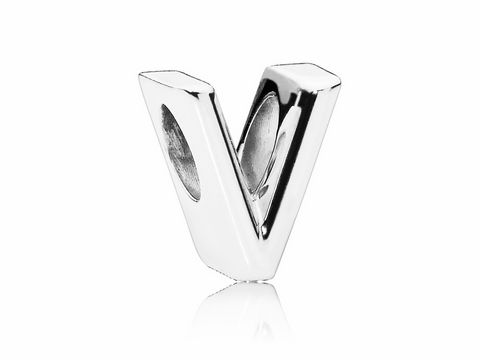 Pandora Charm Buchstabe V aus 925 Sterling Silber, glänzende Oberfläche, moderne geometrische Form, ideal zur individuellen Gestaltung von Armbändern oder als persönliches Geschenk.