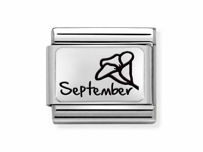 Edelstahl Charm von Nomination für September mit einer dekorativen Monatsblume und dem Schriftzug September, hergestellt aus hochwertigem Silber, ideal für individuellen Schmuck.