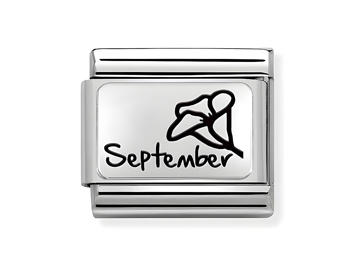 Edelstahl Charm von Nomination für September mit einer dekorativen Monatsblume und dem Schriftzug September, hergestellt aus hochwertigem Silber, ideal für individuellen Schmuck.