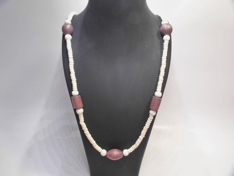 Naturbraune und dunkelbraune Holzkette mit einem Durchmesser von 23 mm, Länge 80 cm, aus buntem Holz, hergestellt von Juwelier Harnisch. Ideal für stilvolle Akzente.