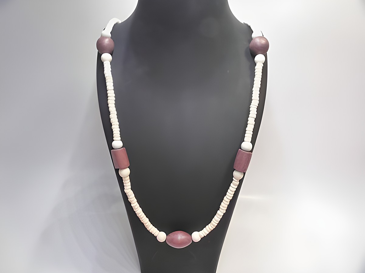 Naturbraune und dunkelbraune Holzkette mit einem Durchmesser von 23 mm, Länge 80 cm, aus buntem Holz, hergestellt von Juwelier Harnisch. Ideal für stilvolle Akzente.