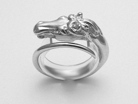 Silberring mit Pferdekopf aus rhodiniertem Metall, weit verstellbar, Hersteller Juwelier Harnisch, ohne Stein, elegant und einzigartig im Design.