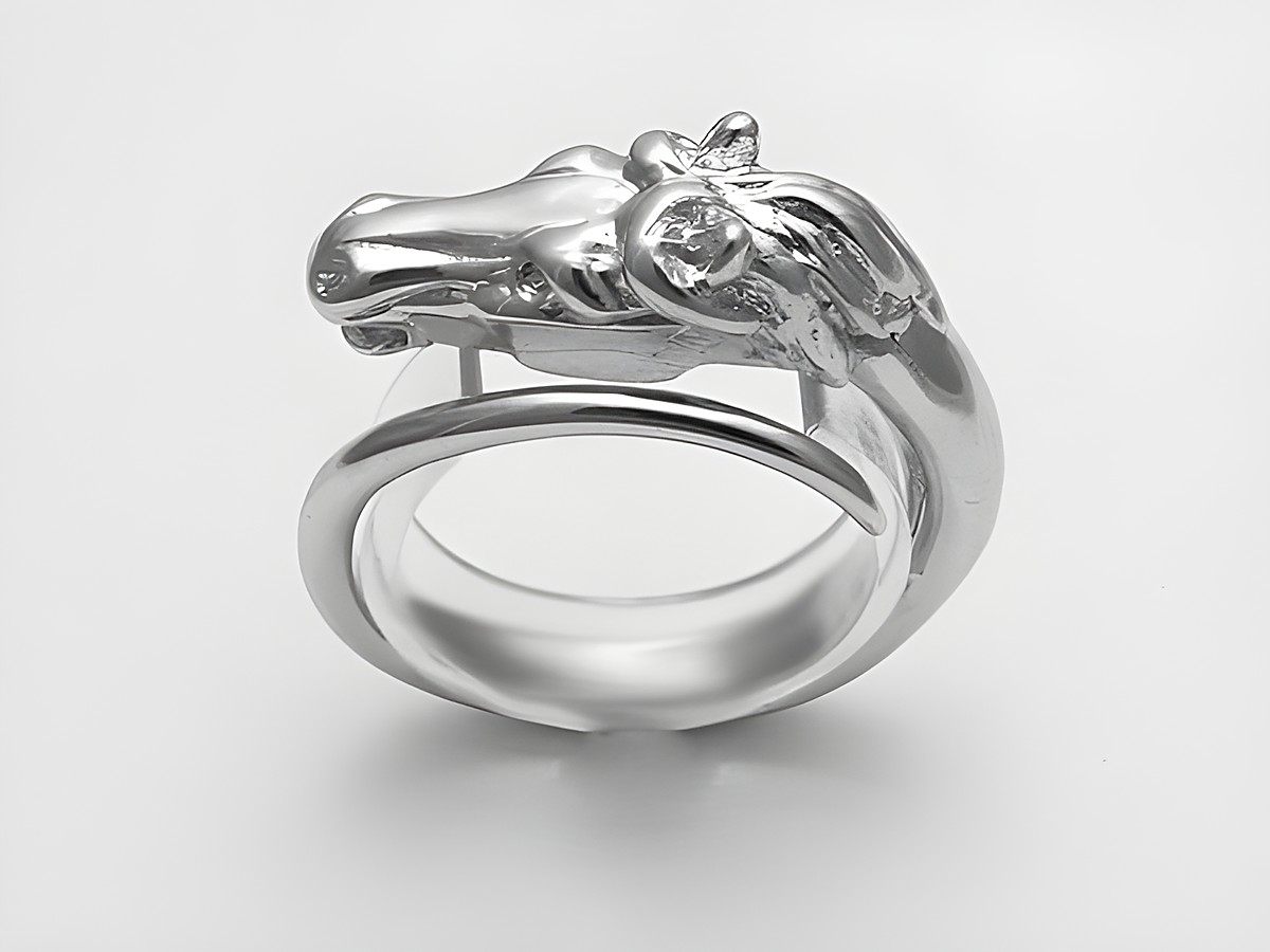 Silberring mit Pferdekopf aus rhodiniertem Metall, weit verstellbar, Hersteller Juwelier Harnisch, ohne Stein, elegant und einzigartig im Design.