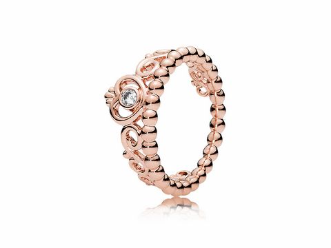 Der PANDORA Rose Ring in Größe 58 zeigt ein elegantes Design mit einer runden Form und funkelndem Stein, umgeben von detaillierten, geschwungenen Elementen und perlenförmigen Akzenten.