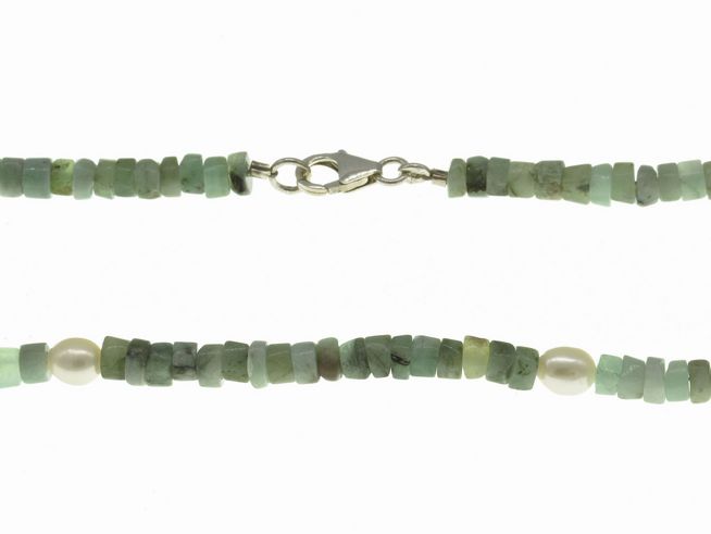 Steinkette aus Smaragd und Süßwasser-Zuchtperlen in Grün und Weiß mit einer Länge von 45 cm und einem Silberverschluss, hergestellt von Juwelier Harnisch.