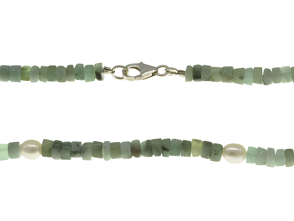 Steinkette aus Smaragd und Süßwasser-Zuchtperlen in Grün und Weiß mit einer Länge von 45 cm und einem Silberverschluss, hergestellt von Juwelier Harnisch.