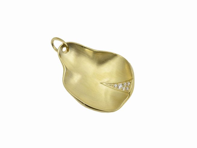 Ein stilvoller Anhänger in Blattform aus teilmattiertem 925 Sterling Silber, gelbvergoldet, verziert mit Zirkonia, hergestellt von Juwelier Harnisch, ideal für Pflanzenliebhaber.