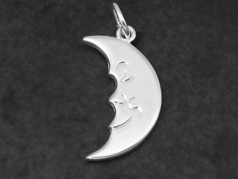 Silber Anhänger in Form eines Mondes mit lächelnden Gesichtern, poliert und himmlisch gestaltet, Hersteller Juwelier Harnisch, ideal zu Sonne Mond Sterne Kombinationen.