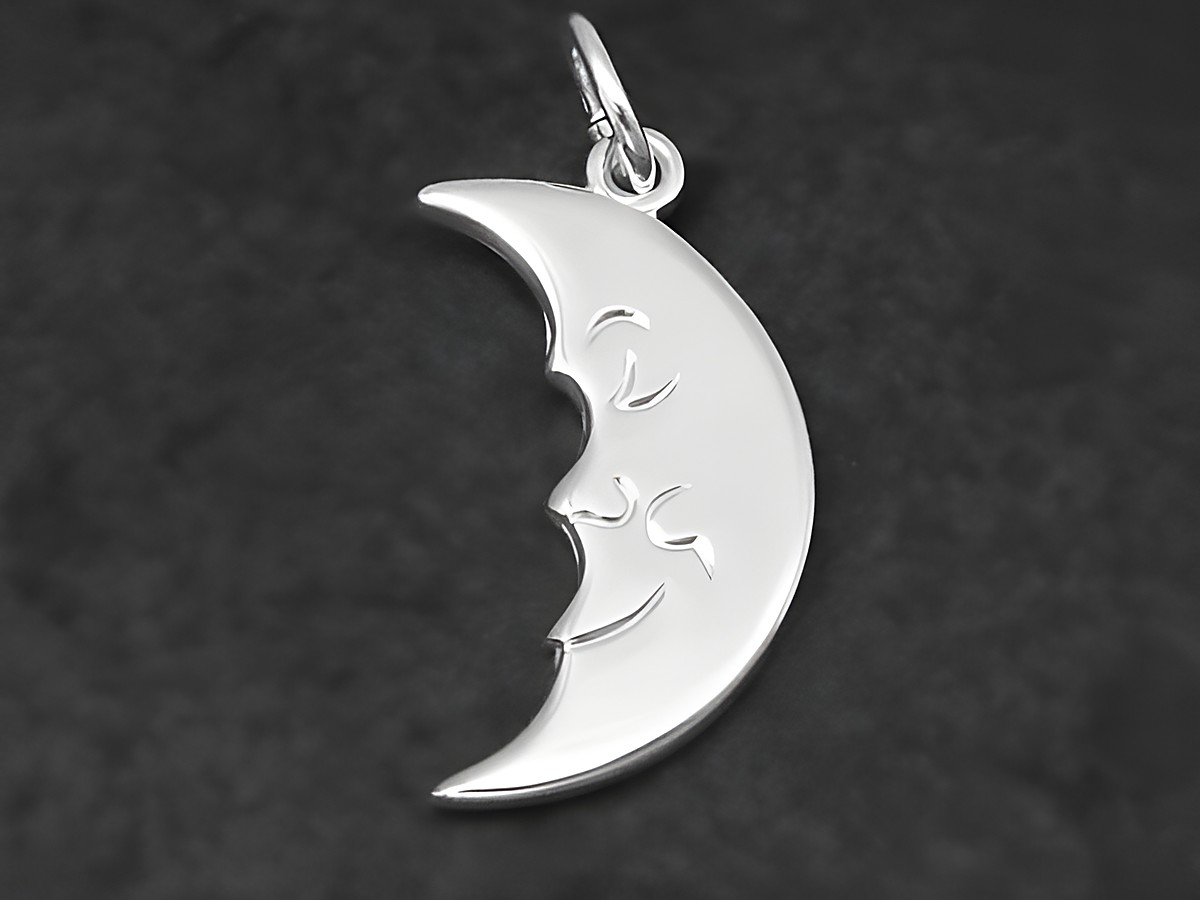 Silber Anhänger in Form eines Mondes mit lächelnden Gesichtern, poliert und himmlisch gestaltet, Hersteller Juwelier Harnisch, ideal zu Sonne Mond Sterne Kombinationen.