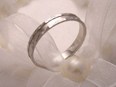 Trauring Ehering BRILLIANZ aus Weißgold 333 in Größe 55/17,5, Hersteller Juwelier Harnisch, elegante Gestaltung mit dezenter Struktur, ideal bis Größe 56/17,8.