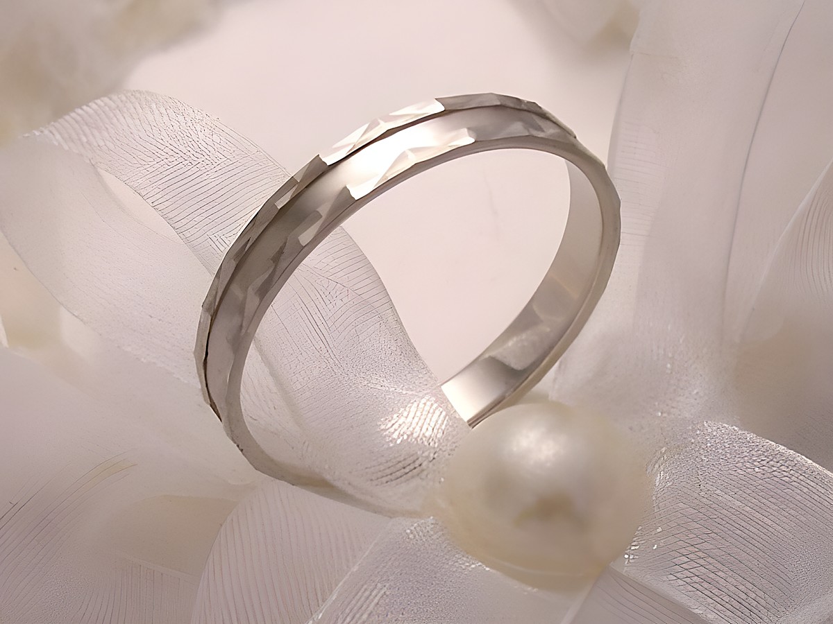 Trauring Ehering BRILLIANZ aus Weißgold 333 in Größe 55/17,5, Hersteller Juwelier Harnisch, elegante Gestaltung mit dezenter Struktur, ideal bis Größe 56/17,8.