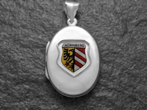 Silbernes Medaillon mit dem Stadtwappen von Nürnberg, das den bayerischen Löwen und rote Streifen zeigt, hergestellt von Juwelier Harnisch, ideal für Sammler und Liebhaber.