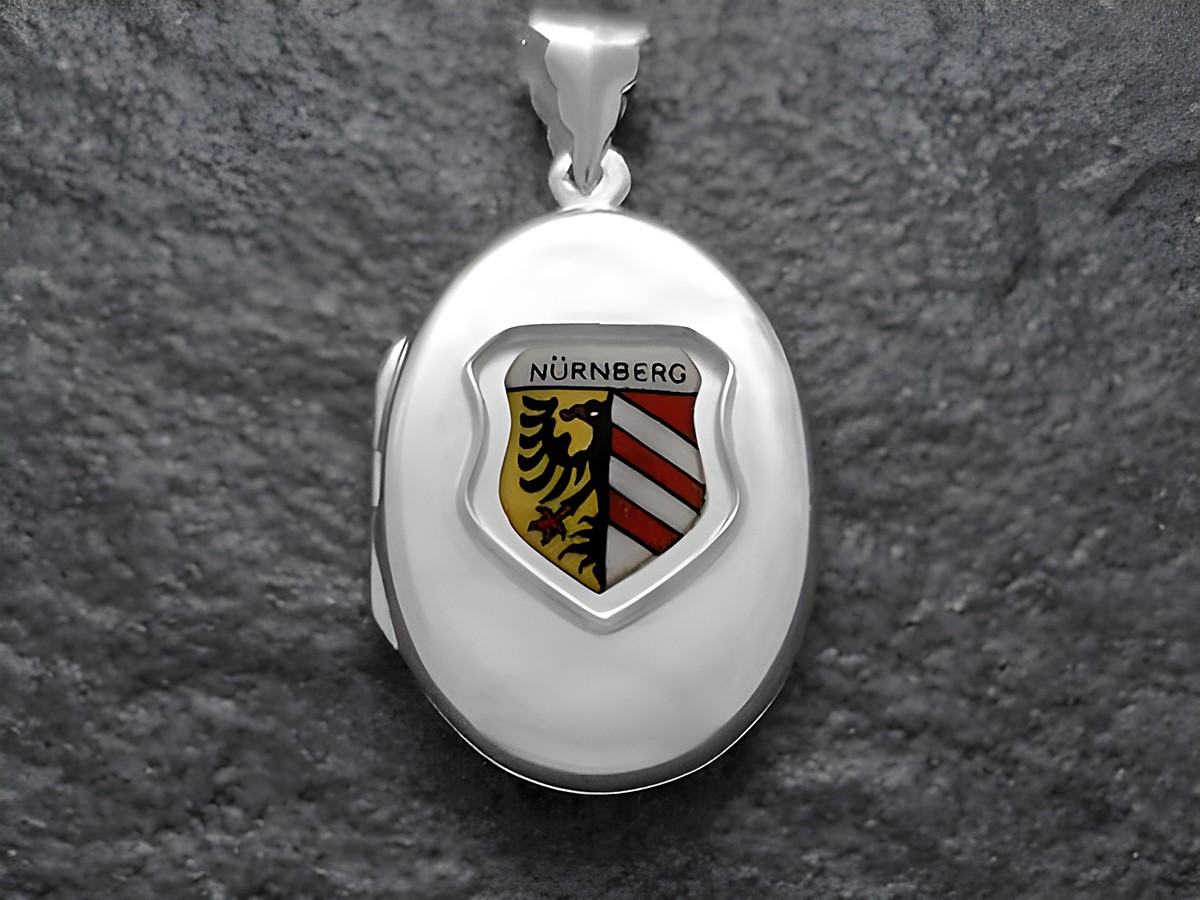 Silbernes Medaillon mit dem Stadtwappen von Nürnberg, das den bayerischen Löwen und rote Streifen zeigt, hergestellt von Juwelier Harnisch, ideal für Sammler und Liebhaber.
