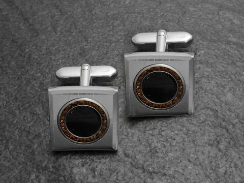 Silberfarbene Manschettenknöpfe mit Strass im Onyx-Look, hergestellt von Juwelier Harnisch, dekoriert mit funkelnden Strasssteinen, perfekt für elegante Anlässe.