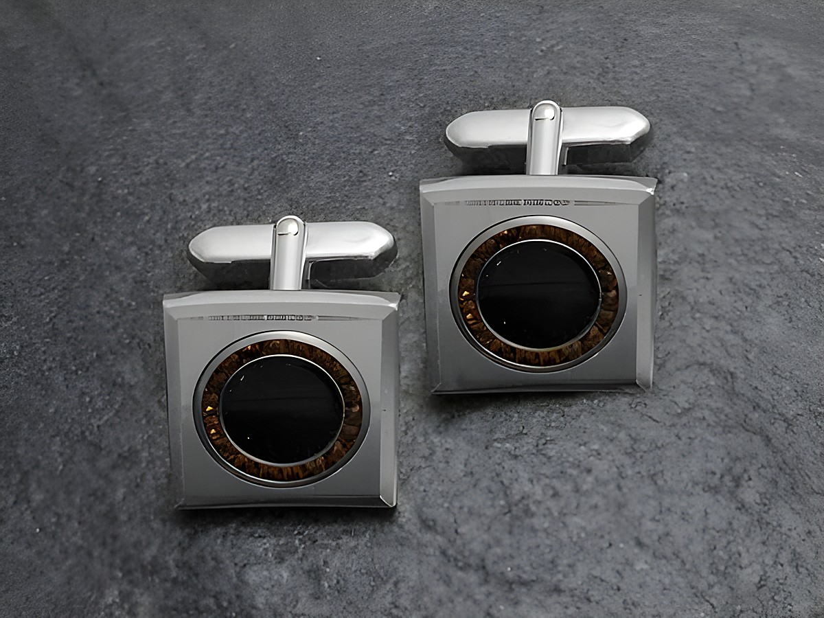Silberfarbene Manschettenknöpfe mit Strass im Onyx-Look, hergestellt von Juwelier Harnisch, dekoriert mit funkelnden Strasssteinen, perfekt für elegante Anlässe.