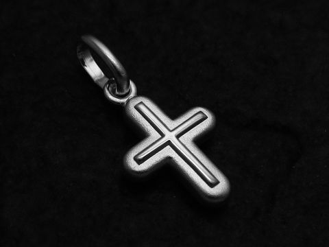 Schlichter Anhänger in Form eines Kreuzes aus 925 Sterling Silber mit einer Größe von 13,4 mm, gefertigt vom Juwelier Harnisch.