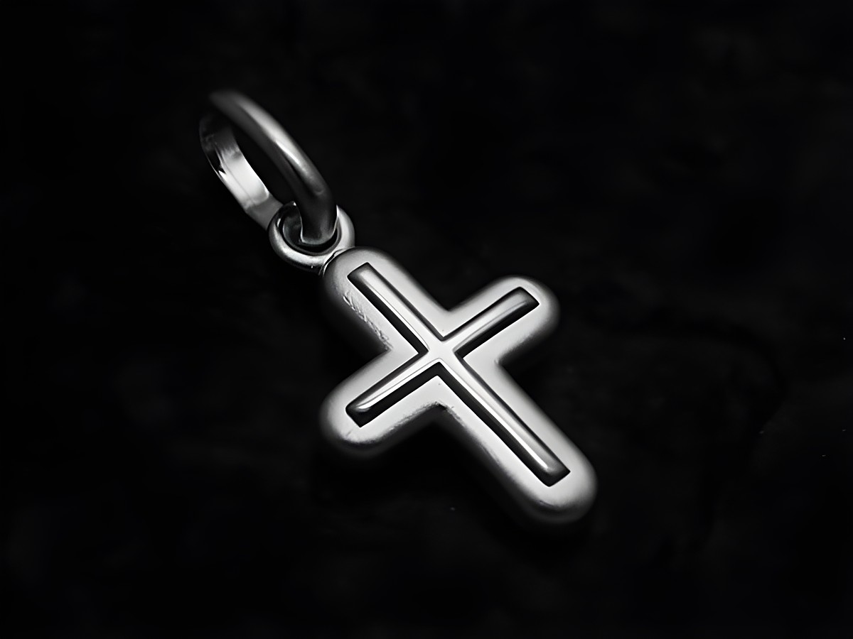 Schlichter Anhänger in Form eines Kreuzes aus 925 Sterling Silber mit einer Größe von 13,4 mm, gefertigt vom Juwelier Harnisch.