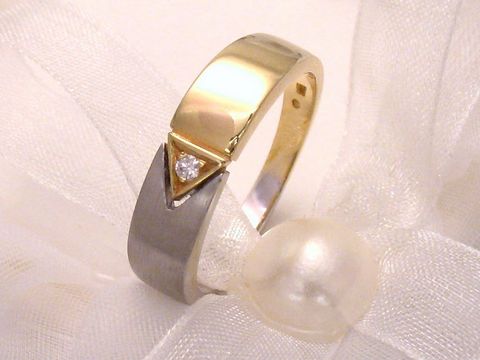 Trauring Ehering NEW ELEGANCE Diamant Gold 585 in Größe 56/17,8 von Juwelier Harnisch, mit elegantem Design in Gold und einer kleinen Diamant-Applikation in der Vorderseite.