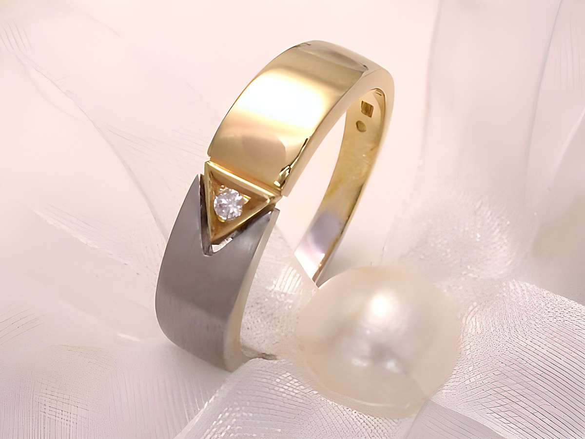 Trauring Ehering NEW ELEGANCE Diamant Gold 585 in Größe 56/17,8 von Juwelier Harnisch, mit elegantem Design in Gold und einer kleinen Diamant-Applikation in der Vorderseite.