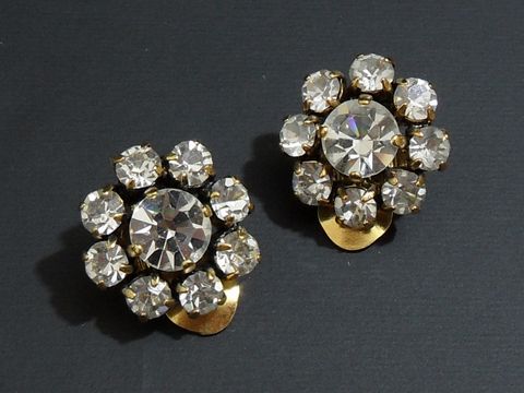 Strass Ohrclips grazil in Weiß und goldfarben vom Juwelier Harnisch, kunstvoll gefasst mit funkelnden Strasssteinen, ideal für elegante Anlässe.