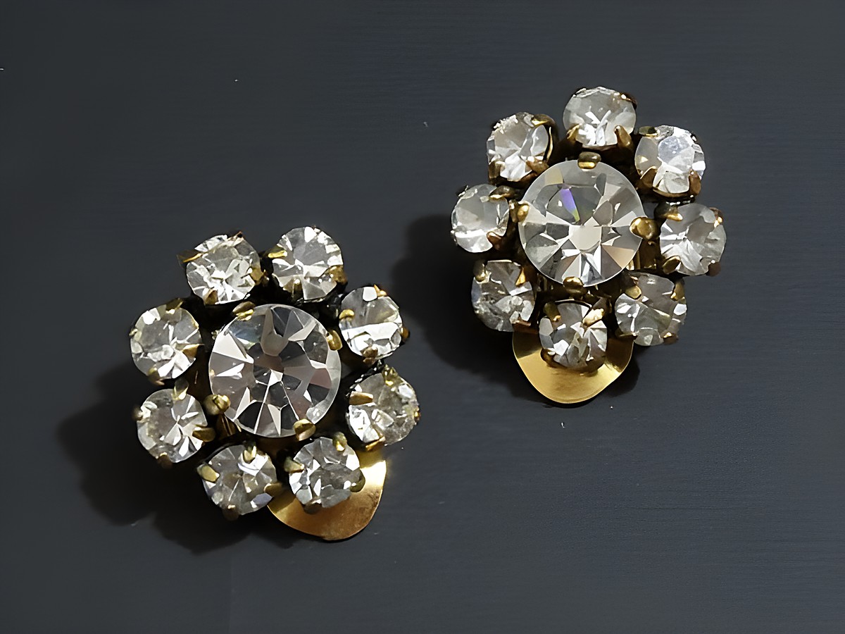 Strass Ohrclips grazil in Weiß und goldfarben vom Juwelier Harnisch, kunstvoll gefasst mit funkelnden Strasssteinen, ideal für elegante Anlässe.