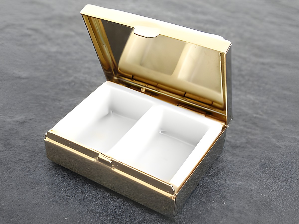 Multifunktionale Dose aus goldfarbigem Metall mit braunem Achat Stein, Hersteller Juwelier Harnisch, geöffnet mit zwei Fächern für Schmuck oder kleine Utensilien. – Ansicht 2