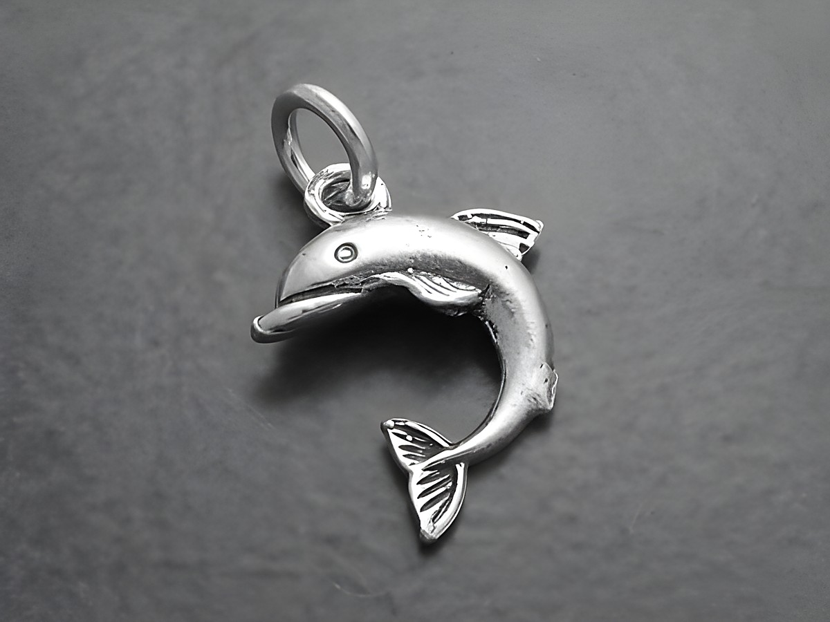 Kleiner Delphin -925 Sterling Silber Anhänger- AQUA, detailreich gestaltet, ideal für Tierliebhaber, schimmernd und elegant, perfekt als Schmuckstück oder Geschenk.
