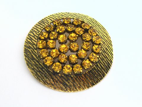 Runde Strass Brosche mit gelb gefassten Strass Steinen, Hersteller Juwelier Harnisch, in gelb-braun gestaltet, ideal als Schmuckstück für besondere Anlässe.