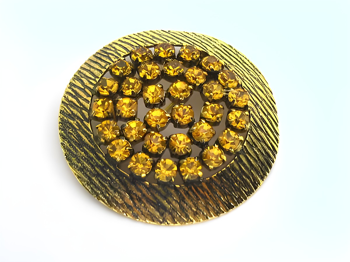 Runde Strass Brosche mit gelb gefassten Strass Steinen, Hersteller Juwelier Harnisch, in gelb-braun gestaltet, ideal als Schmuckstück für besondere Anlässe.