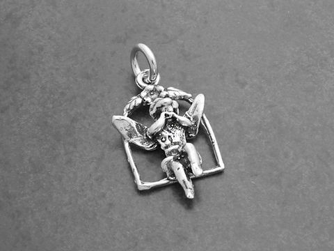 Engel auf Schaukel - 925 Sterling Silber Anhänger, detailliert gearbeitet mit feinen Flügeln und einem sanften Ausdruck, ideal als Schmuckstück für besondere Anlässe.