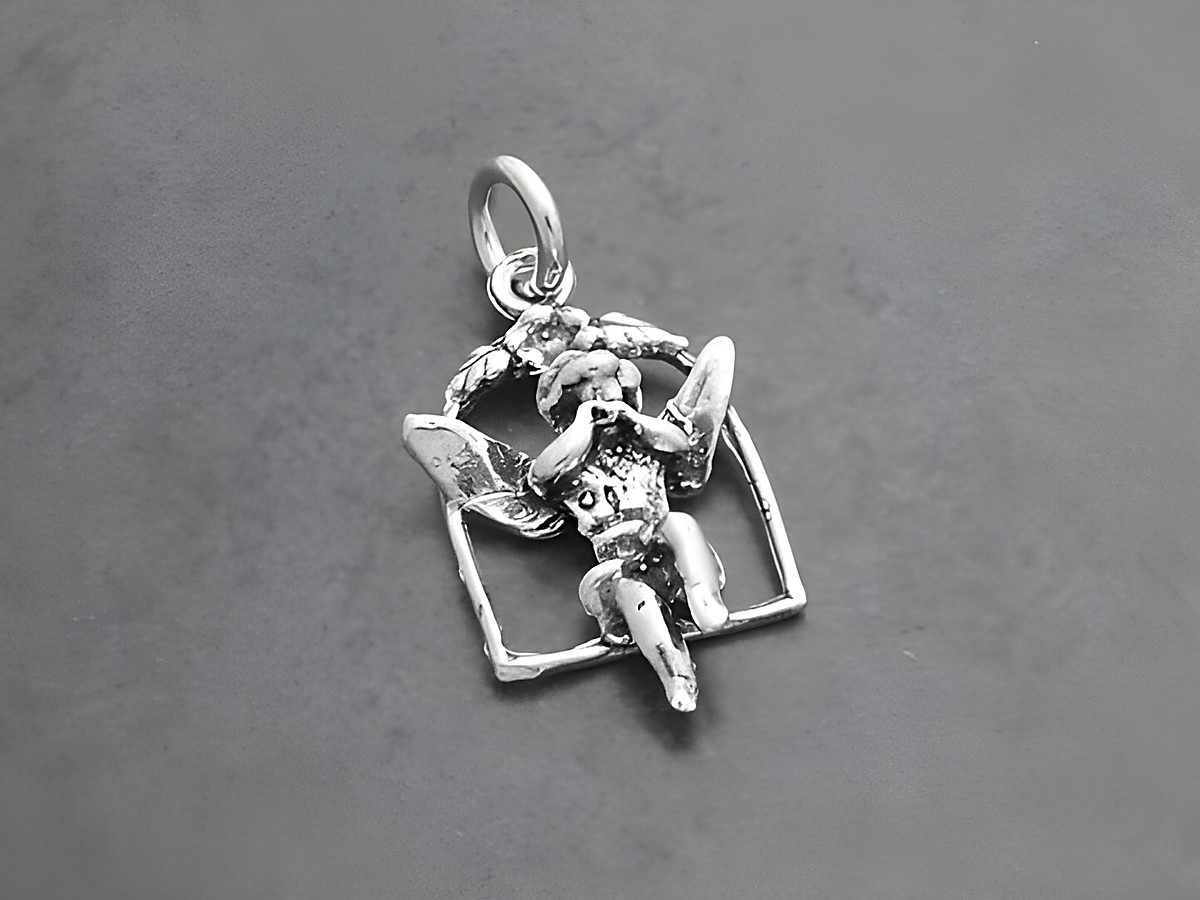 Engel auf Schaukel - 925 Sterling Silber Anhänger, detailliert gearbeitet mit feinen Flügeln und einem sanften Ausdruck, ideal als Schmuckstück für besondere Anlässe.