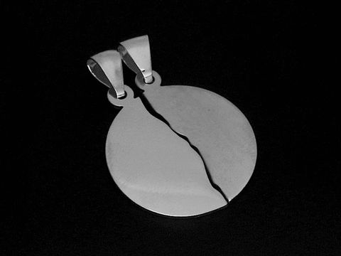 Kreis Silber Partneranhänger aus 925 Sterling Silber rhodiniert, Durchmesser 24,1 mm, Hersteller Juwelier Harnisch, zeigt eine elegante, geteilte Silhouette.