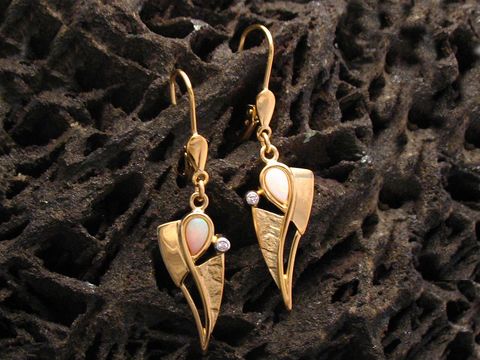 45711-0 Bezaubernde Gold 585 Ohrhänger mit Opal und Diamant von Juwelier Harnisch. Elegantes Design mit funkelndem Stein, ideal für besondere Anlässe.