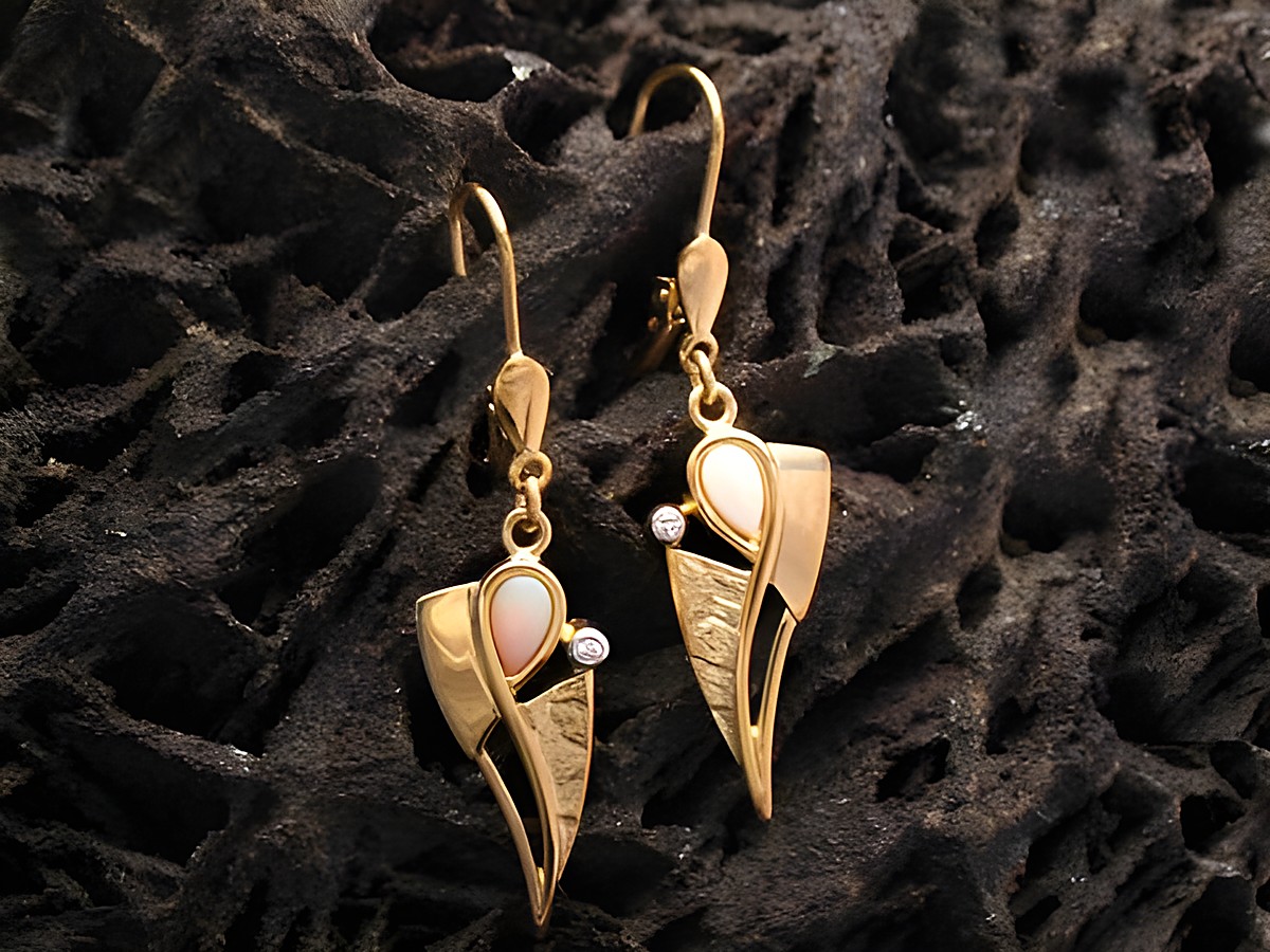 Bezaubernde Gold 585 Ohrhänger mit Opal und Diamant von Juwelier Harnisch. Elegantes Design mit funkelndem Stein, ideal für besondere Anlässe.