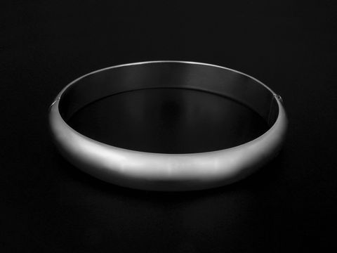 Silber Armreifen - 18 cm - mit Schnappverschluss, Hersteller: Juwelier Harnisch, glänzender und eleganter Armreifen für stilvolle Akzente in der Schmuckkollektion.