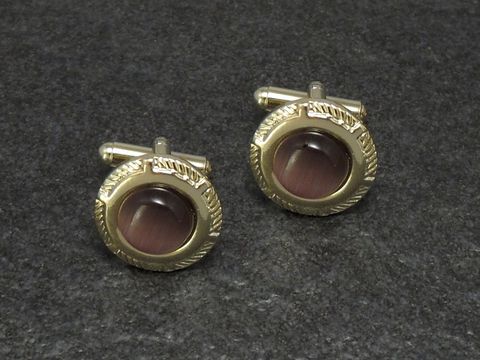 Manschettenknöpfe in lila mit einem Durchmesser von 17,4 mm in goldfarbener Ausführung, hergestellt von Juwelier Harnisch, ideale Ergänzung für elegante Anlässe.