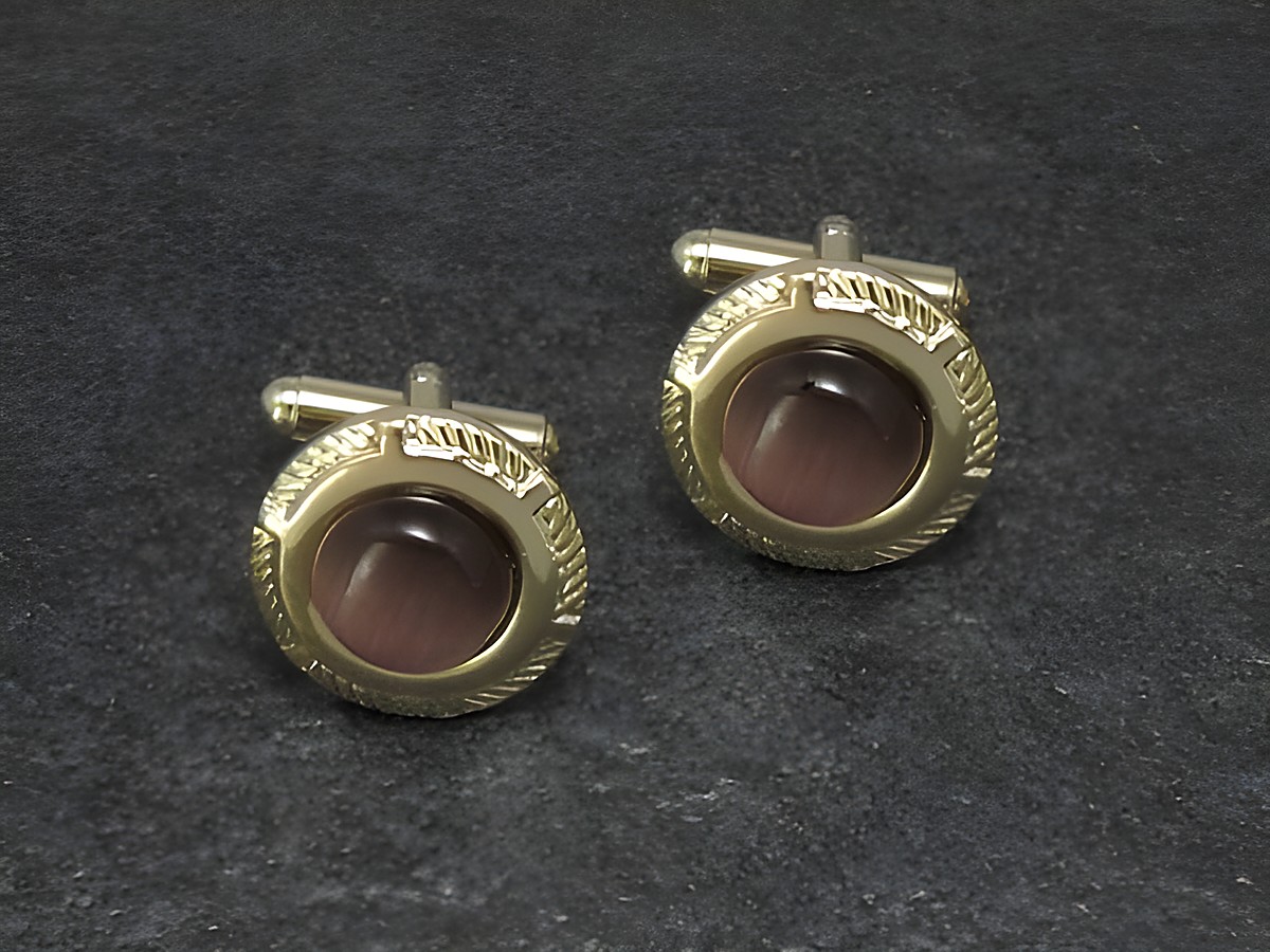 Manschettenknöpfe in lila mit einem Durchmesser von 17,4 mm in goldfarbener Ausführung, hergestellt von Juwelier Harnisch, ideale Ergänzung für elegante Anlässe.
