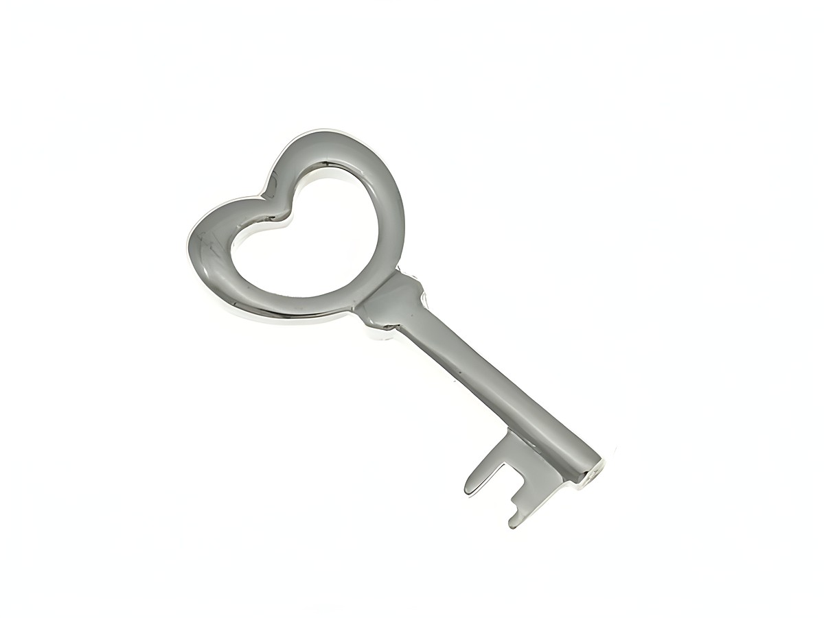 Herzschlüssel Anhänger aus rhodiniertem Sterling Silber, reizendes Design von Juwelier Harnisch, ideal für Kinder. Perfektes Accessoire für kleine Schmuckliebhaber.