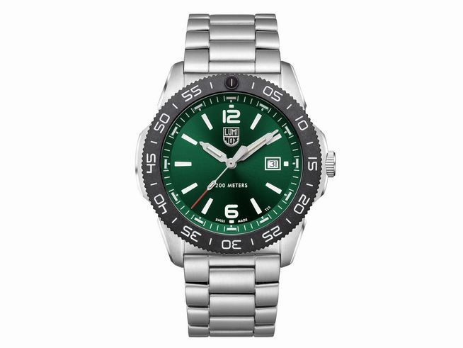 Die Luminox Sea XS.3137 Herren Armbanduhr mit einem 44 mm Gehäuse aus Edelstahl und grünem Zifferblatt bietet eine drehbare Lünette und ist bis 200 Meter wasserdicht.