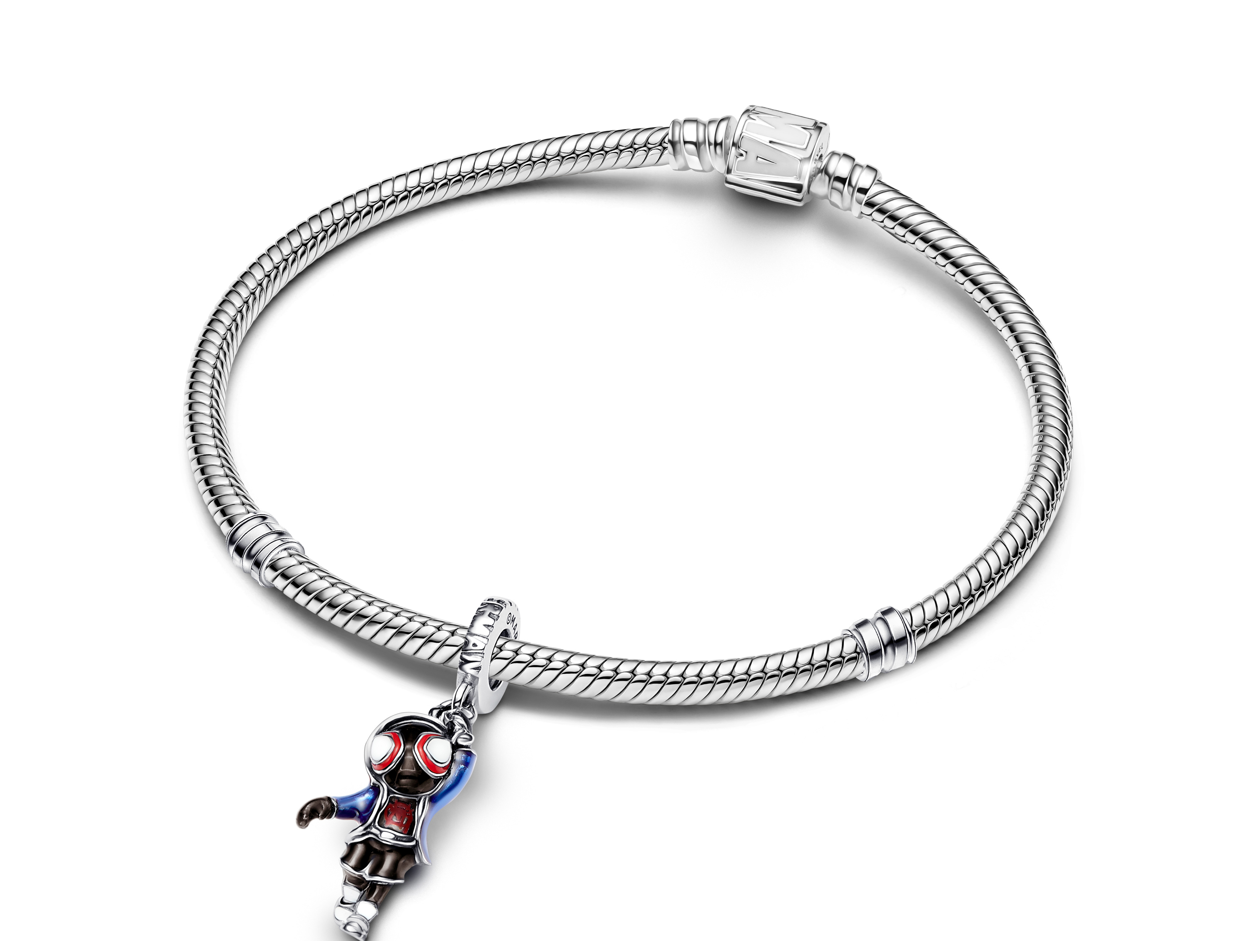 Das Bild zeigt ein Armband aus Sterlingsilber mit einem charm von Marvel Spider-Man Miles Morales, der in einem bunten Outfit dargestellt ist und an das Armband hängt.