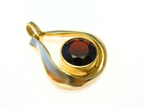 Designer Goldanhänger 585 mit Granat in der Größe 18 mm, hergestellt von Juwelier Harnisch, elegant gefasster Granat, geschwungene Form, hochwertiges Schmuckstück.