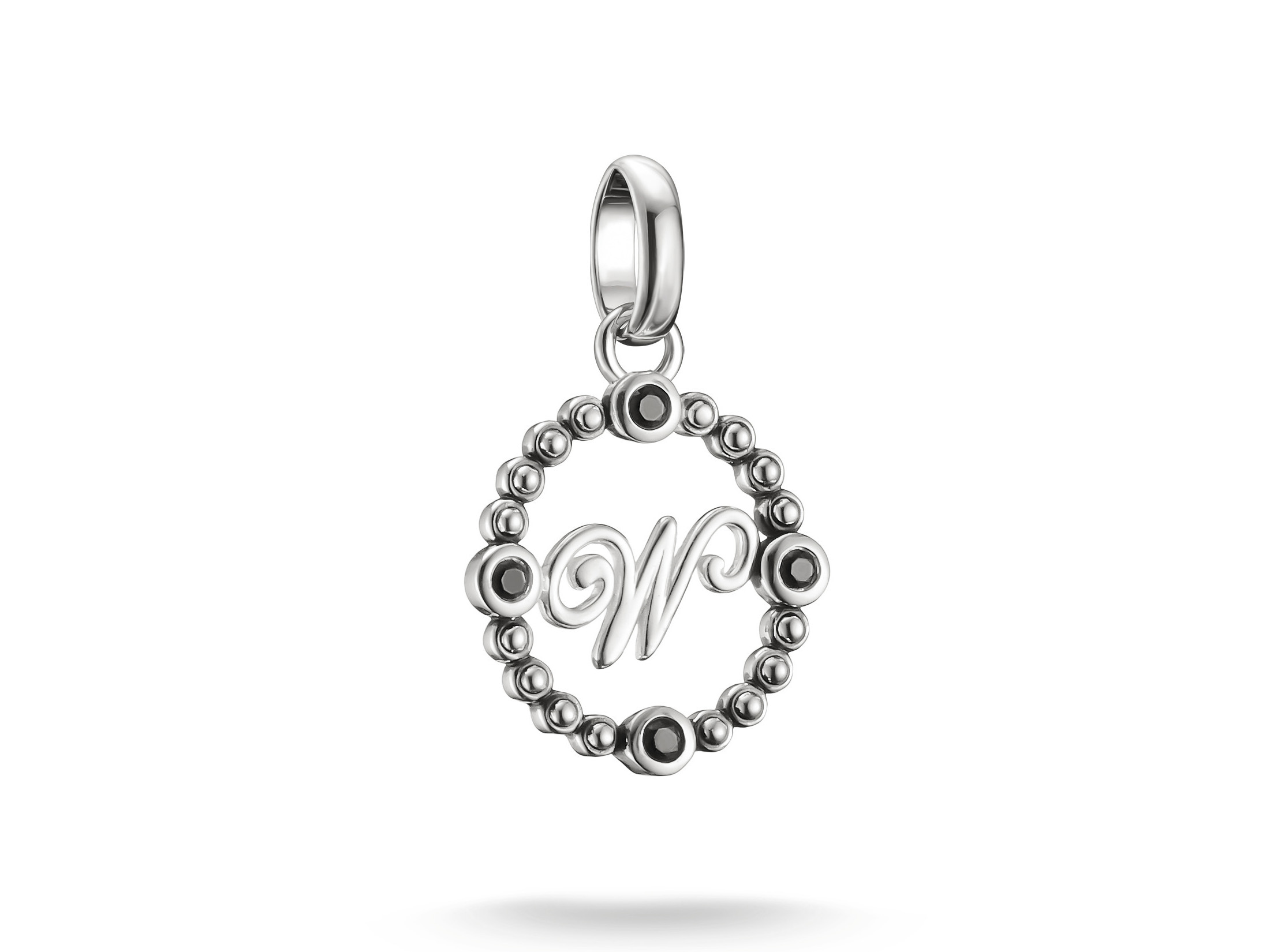 Charm mit Öse von Thomas Sabo, CC1317-643-11, zeigt den Buchstaben W in geschwungener Schrift, umgeben von einer Kugelkette mit schwarzen Akzenten, hergestellt von Pandora.