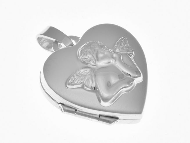 Ein traumhaftes Herz-Medaillon aus teilmattiertem 375 Weißgold, verziert mit einem Schutzengel-Motiv, ideal als liebevolles Schmuckstück von Juwelier Harnisch.