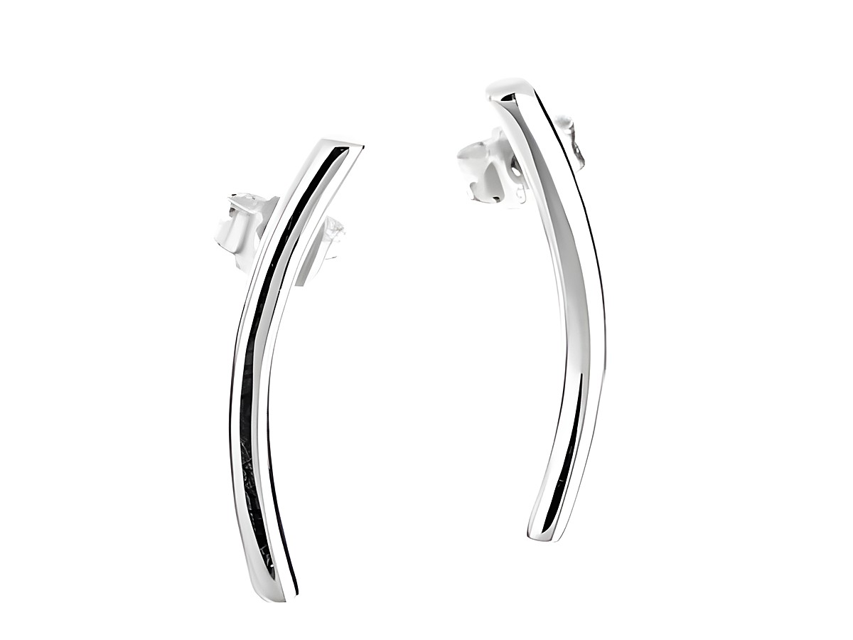 Stäbchen gebogen Ohrstecker fein aus Silber rhodiniert von Juwelier Harnisch ohne Stein, elegant und zeitlos, für jeden Anlass geeignet.
